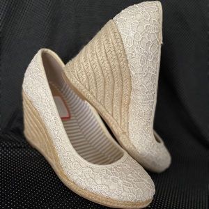 Unlisted Tan/Cream closed-toe wedges